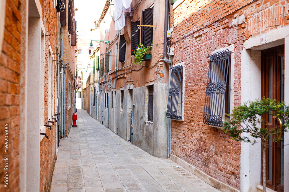 Fototapeta premium Narrow street in Venice