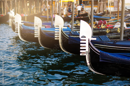 Foto Venetian gondolas, perspective row arrangement, nose front decoration