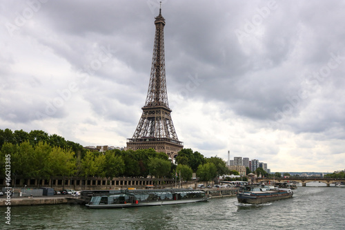 La tour Eiffel à Paris © Sofyan
