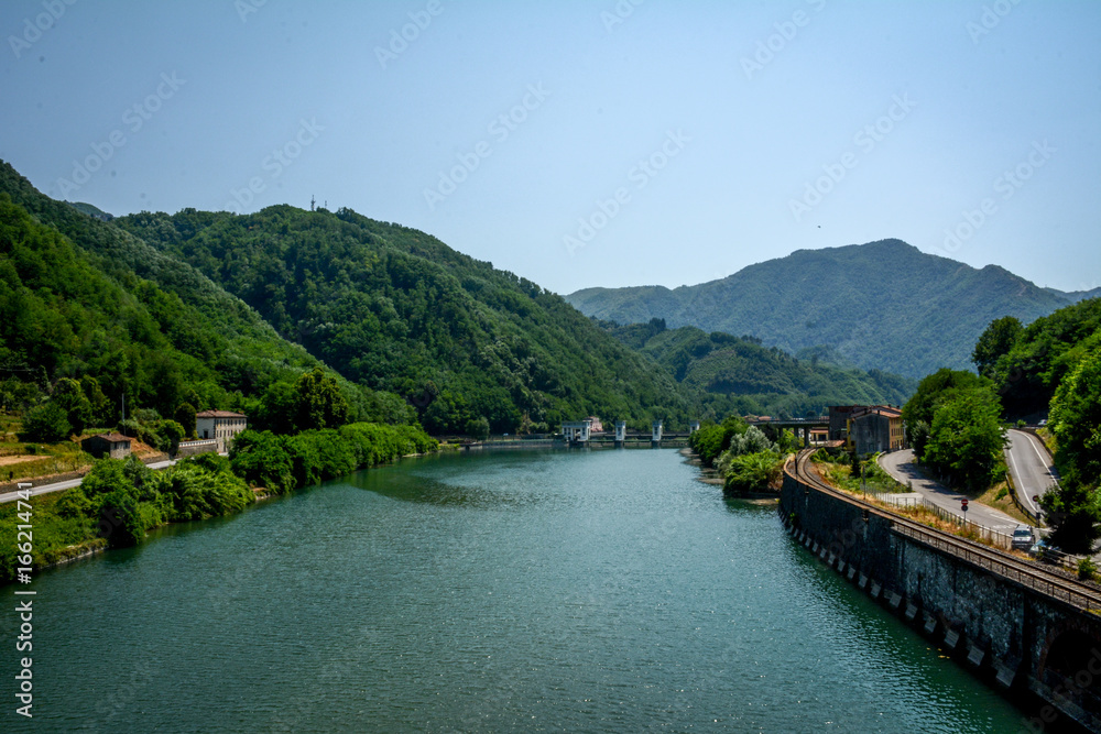 Paisaje de Toscana con rio y ferrocarril