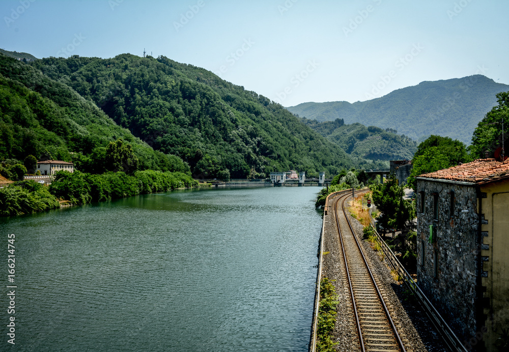 Fototapeta premium Paisaje de Toscana con rio y ferrocarril