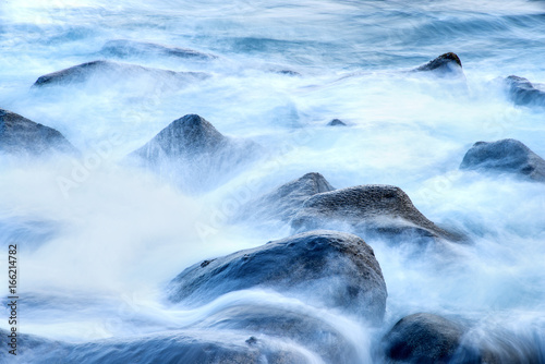 Brandung des Atlantik mit Felsen in Langzeitbelichtung © hjschneider