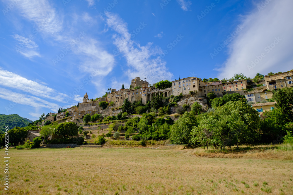 Vue sur le village Montbrun-les-Bains en Provence, France.
