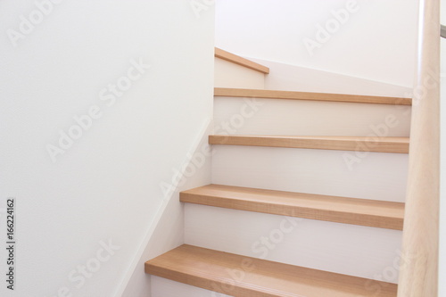 新築の階段