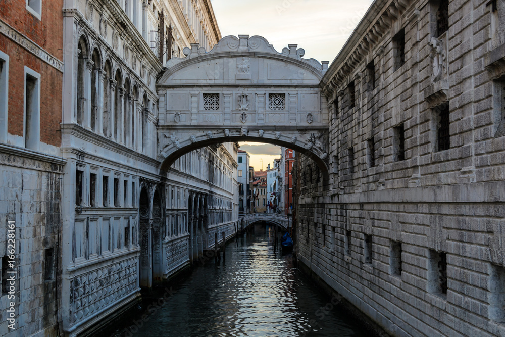 Die Seufzerbrücke in Venedig während des Sonnenaufgangs