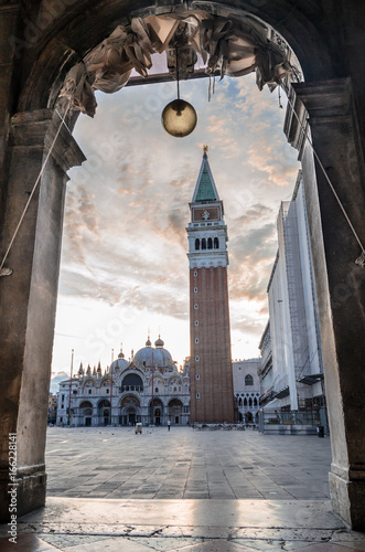 Der leere Markusplatz an einem sonnigen Morgen in Venedig photo