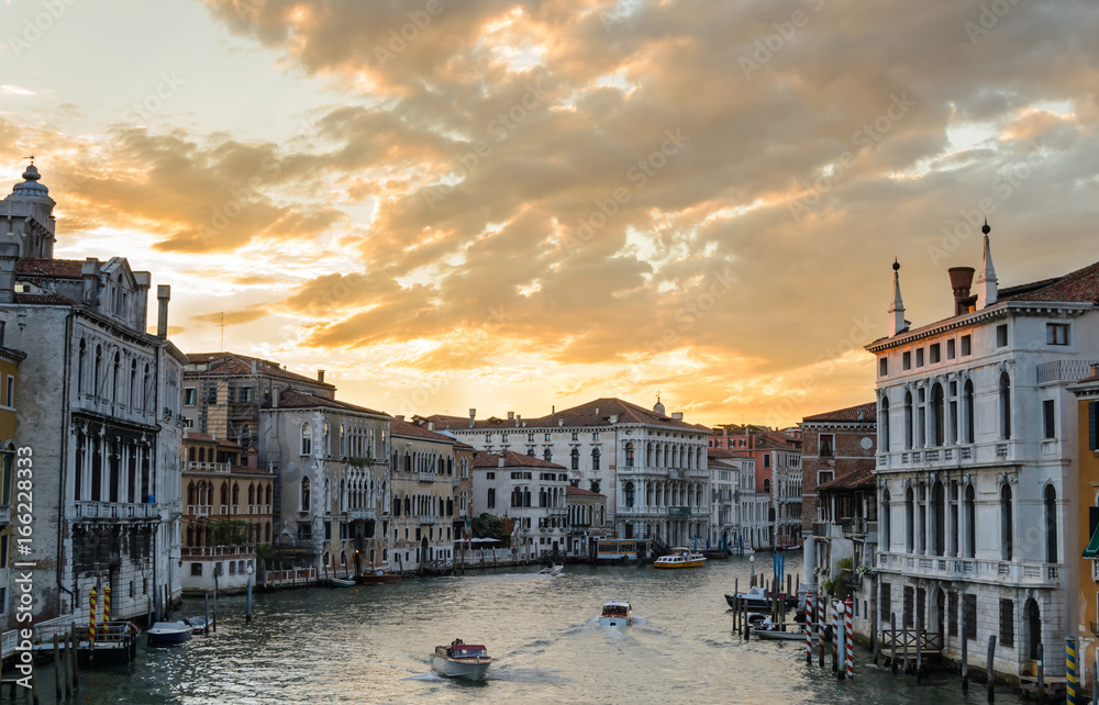 Sonnenuntergang auf der Ponte Dell' Accademia in Venedig