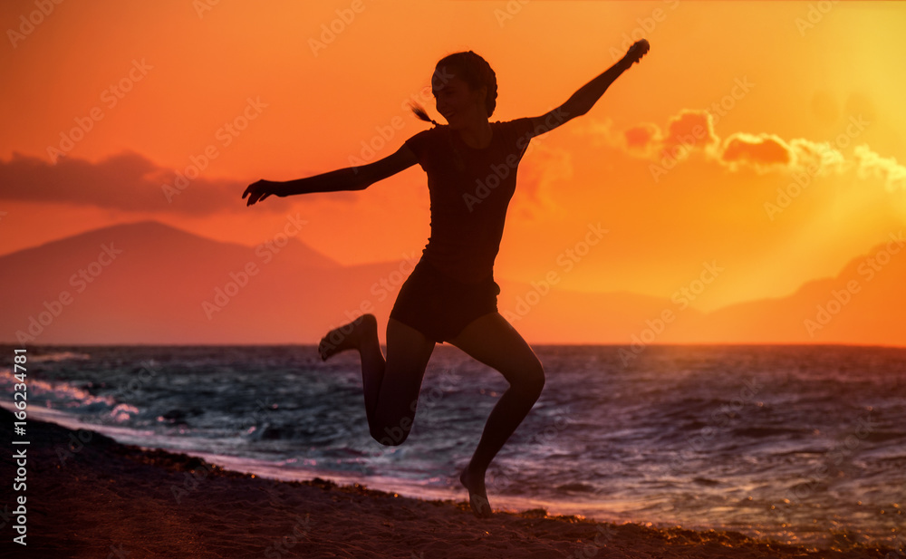 mädchen am strand im sonnenuntergang