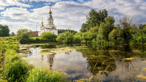 панорама летнего пейзажа с озером и белой церковью на берегу, Россия, Урал