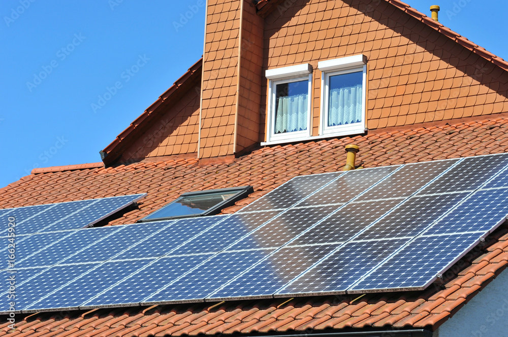 Fototapeta premium Solaranlage auf einem Ziegeldach