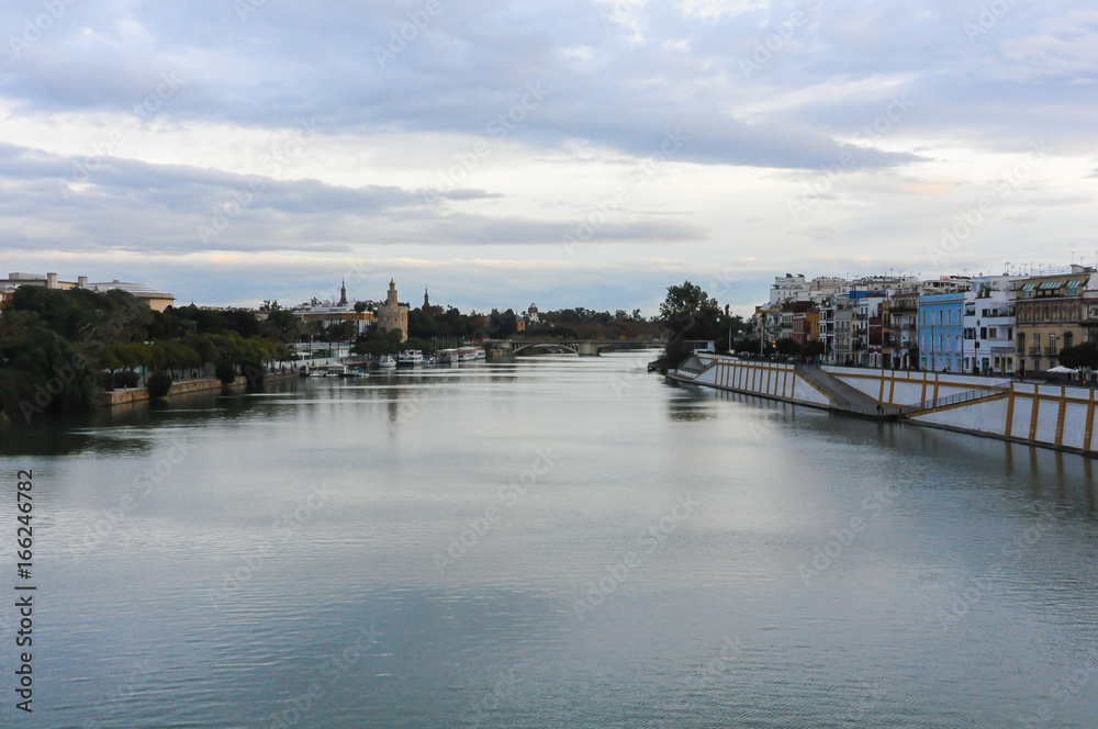 Vista panorámica del río Guadalquivir, Sevilla, España