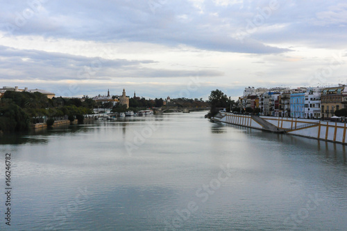 Vista panor  mica del r  o Guadalquivir  Sevilla  Espa  a