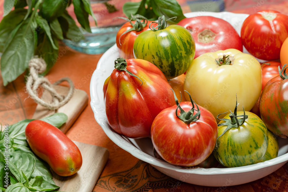 Historische Tomaten in weisser Schale