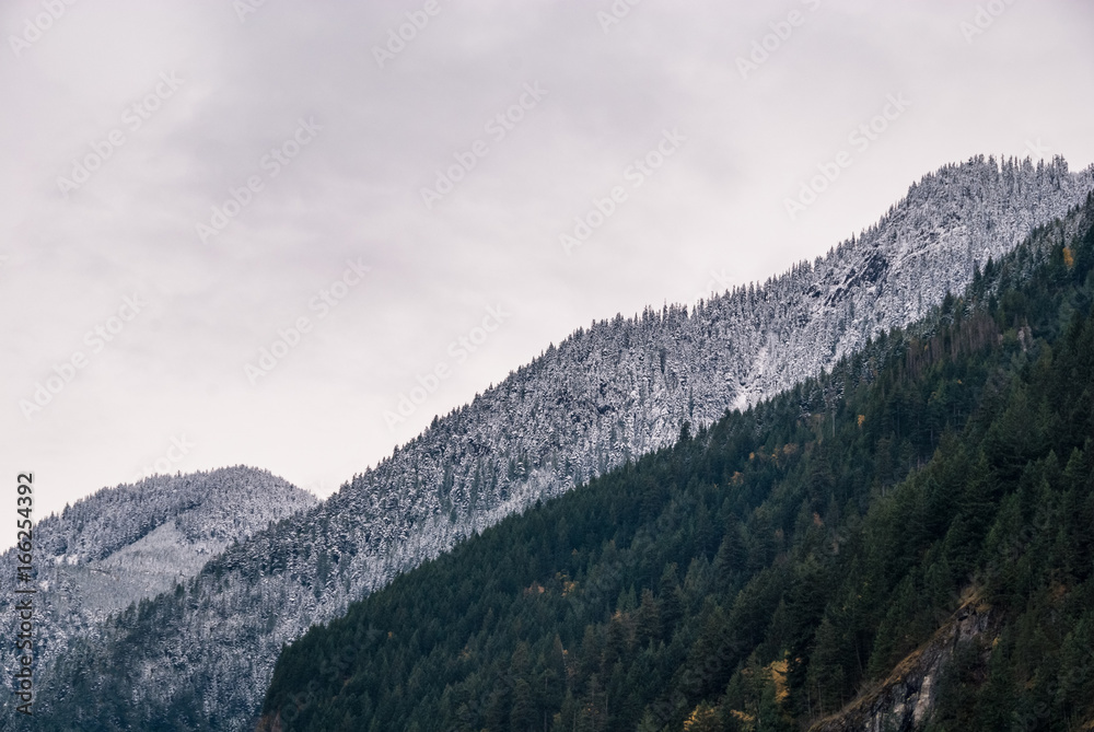 Obraz premium Steep slopes of high mountaing on winter time in Canada