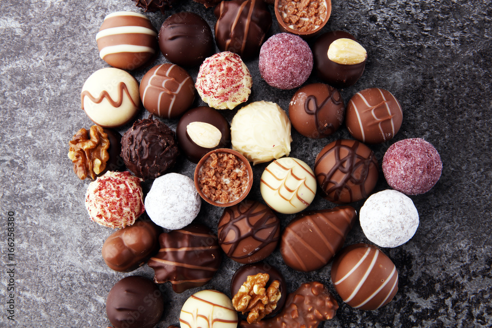 Obraz premium a lot of variety chocolate pralines, belgian confectionery gourmet chocolate