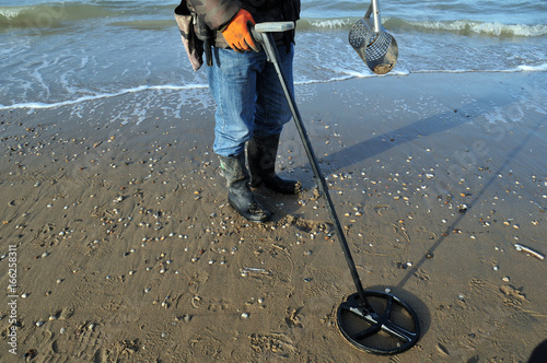 Foto Sondengänger und Schatzsucher am Sandstrand