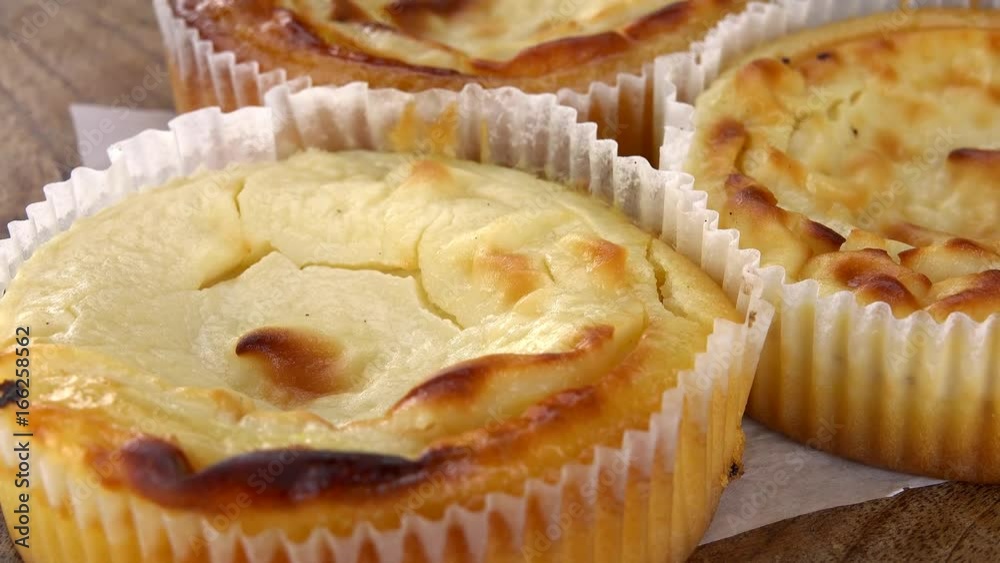 Small Cheesecakes (not loopable; 4K) Small Cheesecakes (not loopable; 4K)