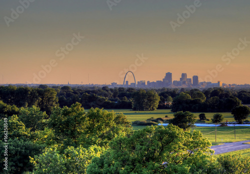 Obraz na płótnie The Gateway Arch and St. Louis, Missouri Skyline from Cahokia Mounds. w salonie