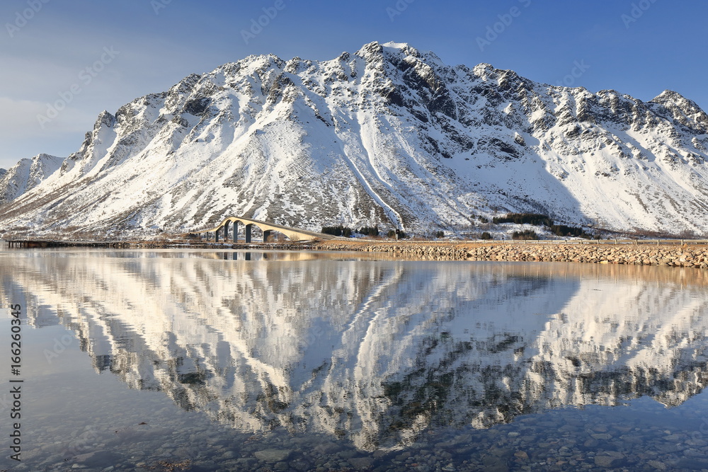 Obraz premium Gimsoystraumen brua-bridge linking Austvagoya and Grimsoya islands. Vagan kommune-Nordland-Norway. 0181