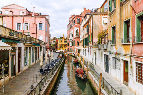 Fototapeta Naklejka Na Ścianę i Meble -  Picturesque canals in Venice