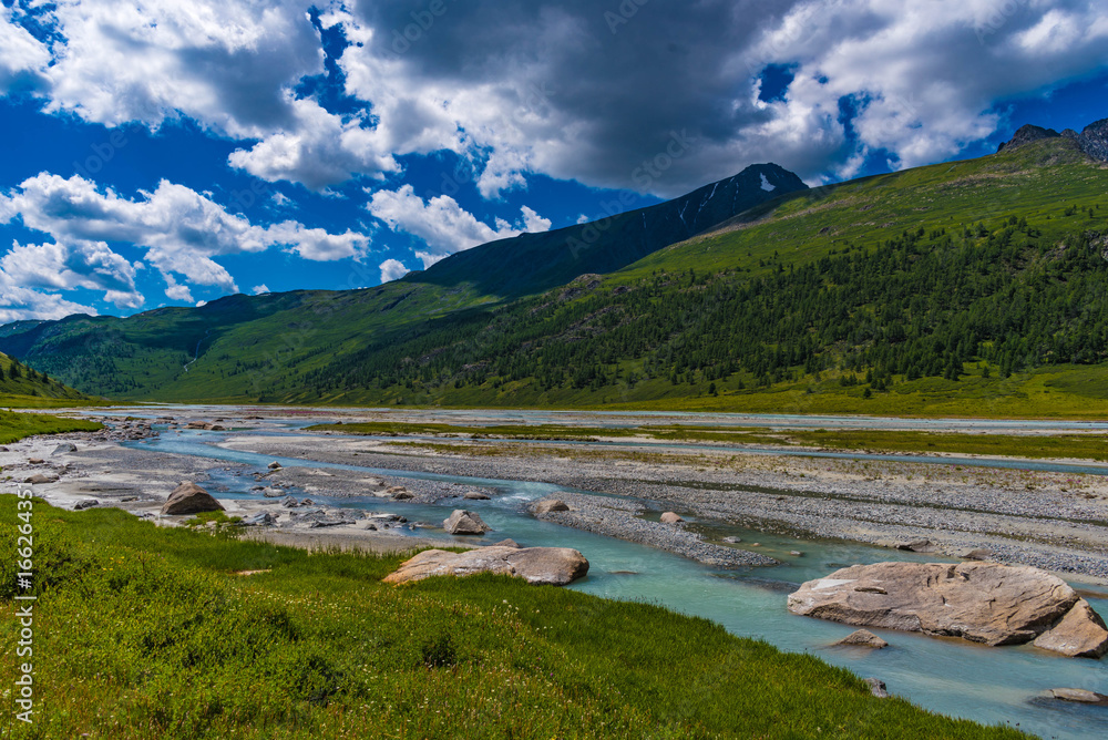 Gletscherbach mit Steinen Altai Gebirge Mongolei