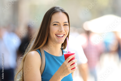 Bilde på lerret Woman holding a slush and looking at you