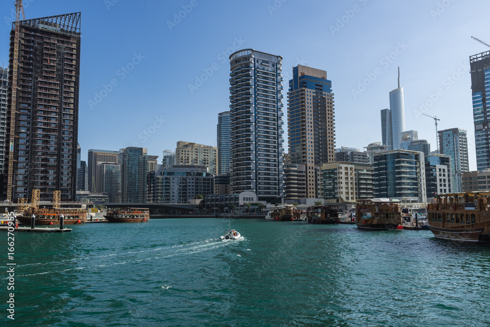 Obraz premium Słoneczny poranek pejzaż Dubai Marina, Zjednoczone Emiraty Arabskie Zjednoczone Emiraty Arabskie