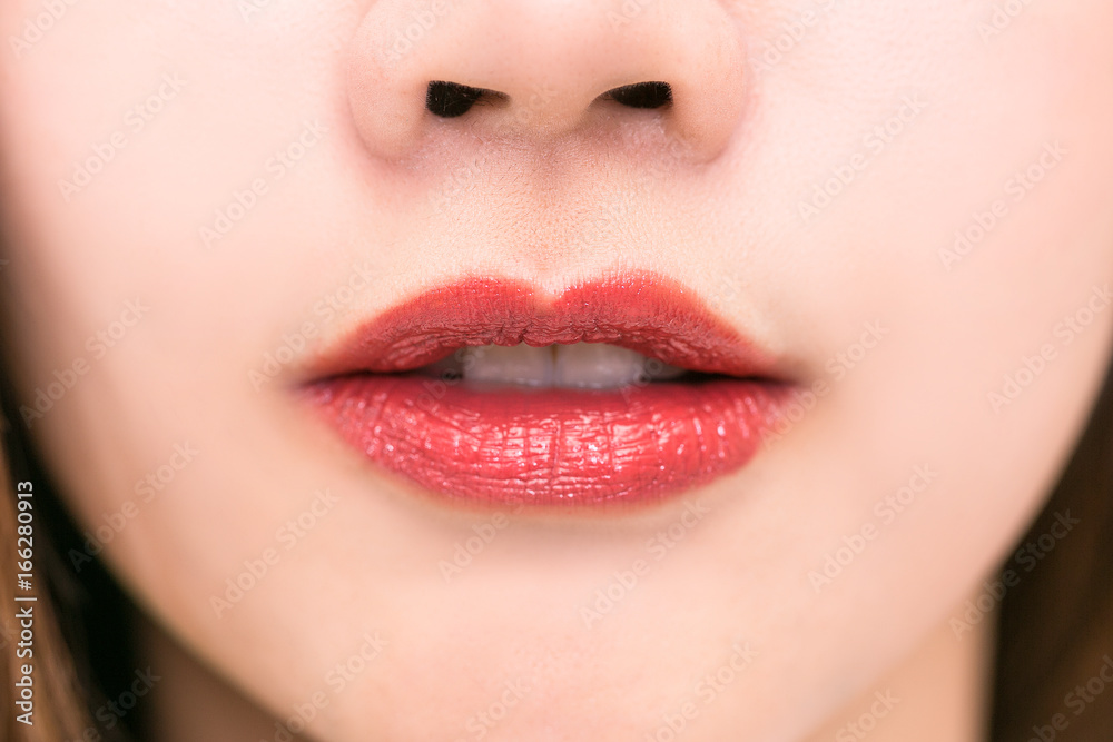 Obraz premium Close-up uroda czerwone usta szczegóły makijaż. szminka lub błyszczyk.
