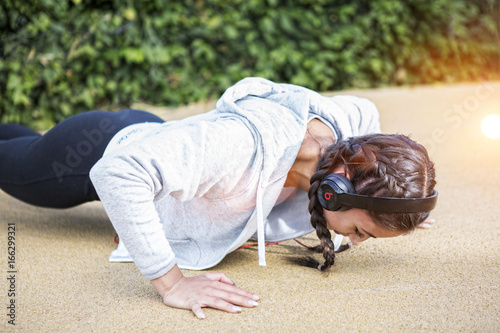 Ragazza che fa esercizi di fitness, pushup photo