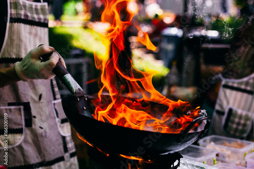 Obraz na płótnie Fire burns in the pan w salonie