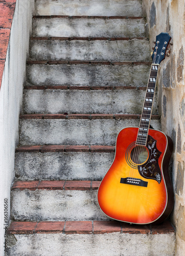 Gitarre lehnend auf Steintreppe photo