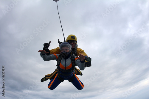 Tandem parachuting