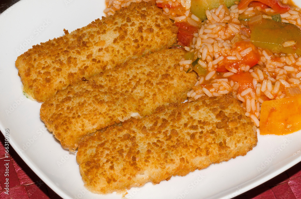 Panierte Seelachsfilet an Letschogemüsereis Panierte Seelachsfilet an Letschogemüsereis