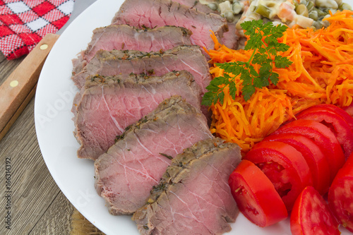 rôti de boeuf et crudités photo