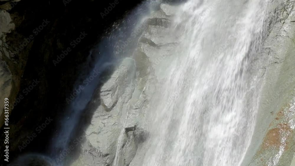 Fresca cascata di acqua in montagna