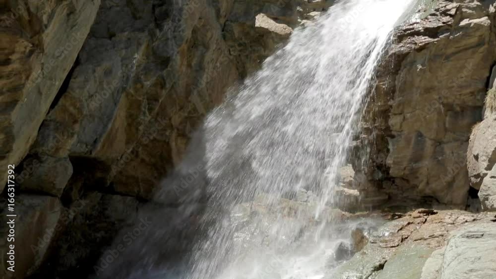 Fresca cascata di acqua in montagna
