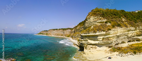 Panoramica spiaggia di Ricadi, Torre Marino, Capo Vaticano, promontorio vista aerea, scogli e sabbia. Vacanza estive in Calabria, Italia