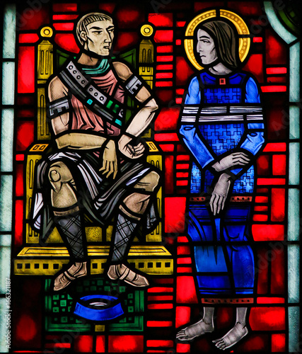 Fotografiet Stained Glass in Worms - Jesus brought before Pontius Pilate