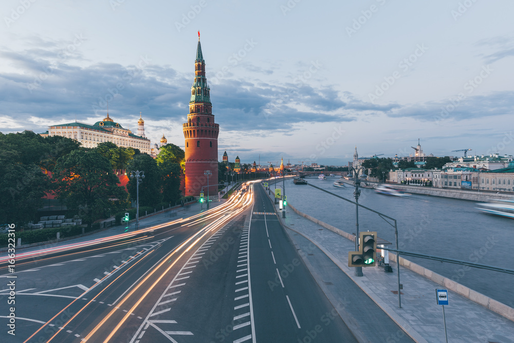 Obraz premium Moscow Kremlin at dusk, Russia