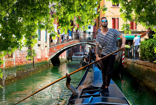 Canvas-taulu Gondolier in Venice