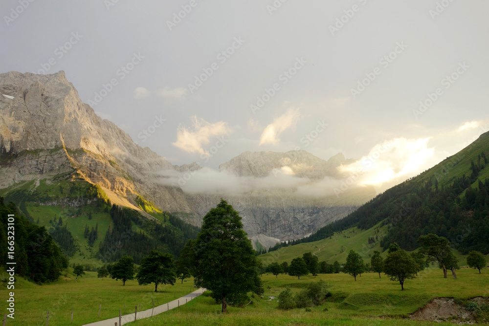 Ahornboden im Karwendel mit Abendstimmung und Wolken