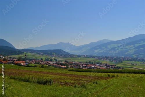Dorf mit Feldern in Tirol