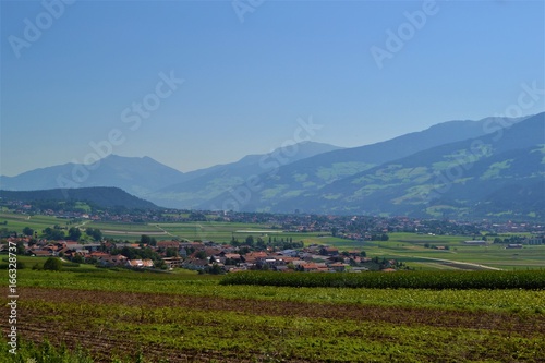 Dorf mit Feldern in Tirol