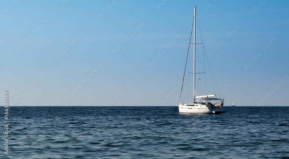 relax in barca vela/ barca a vela in mezzo al mare con il mare calmo