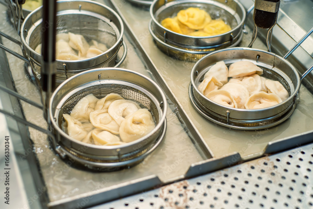 Machine for cooking dumplings