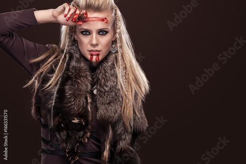 Foto Portrait of viking woman in a traditional warrior clothes
