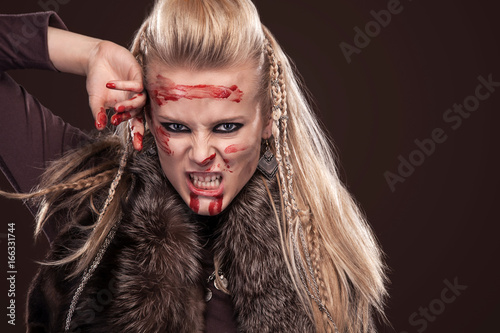 Schilderij op canvas Portrait of viking woman in a traditional warrior clothes.