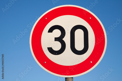 Verkehrszeichen Höchstgeschwindigkeit 30 km/h