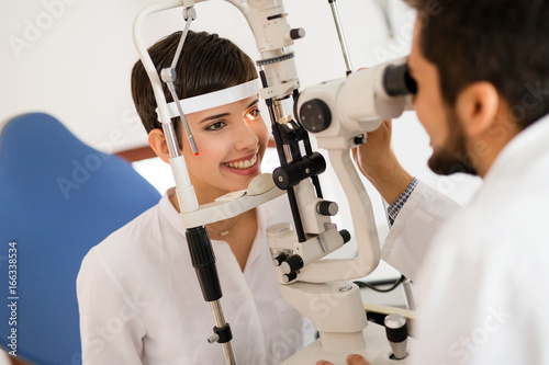 Valokuva optometrist checking patient eyesight and vision correction