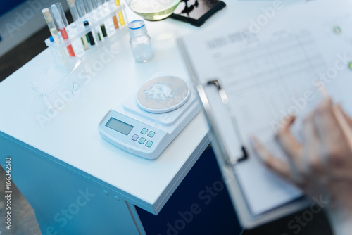 Selective focus of electronic scales standing on the table